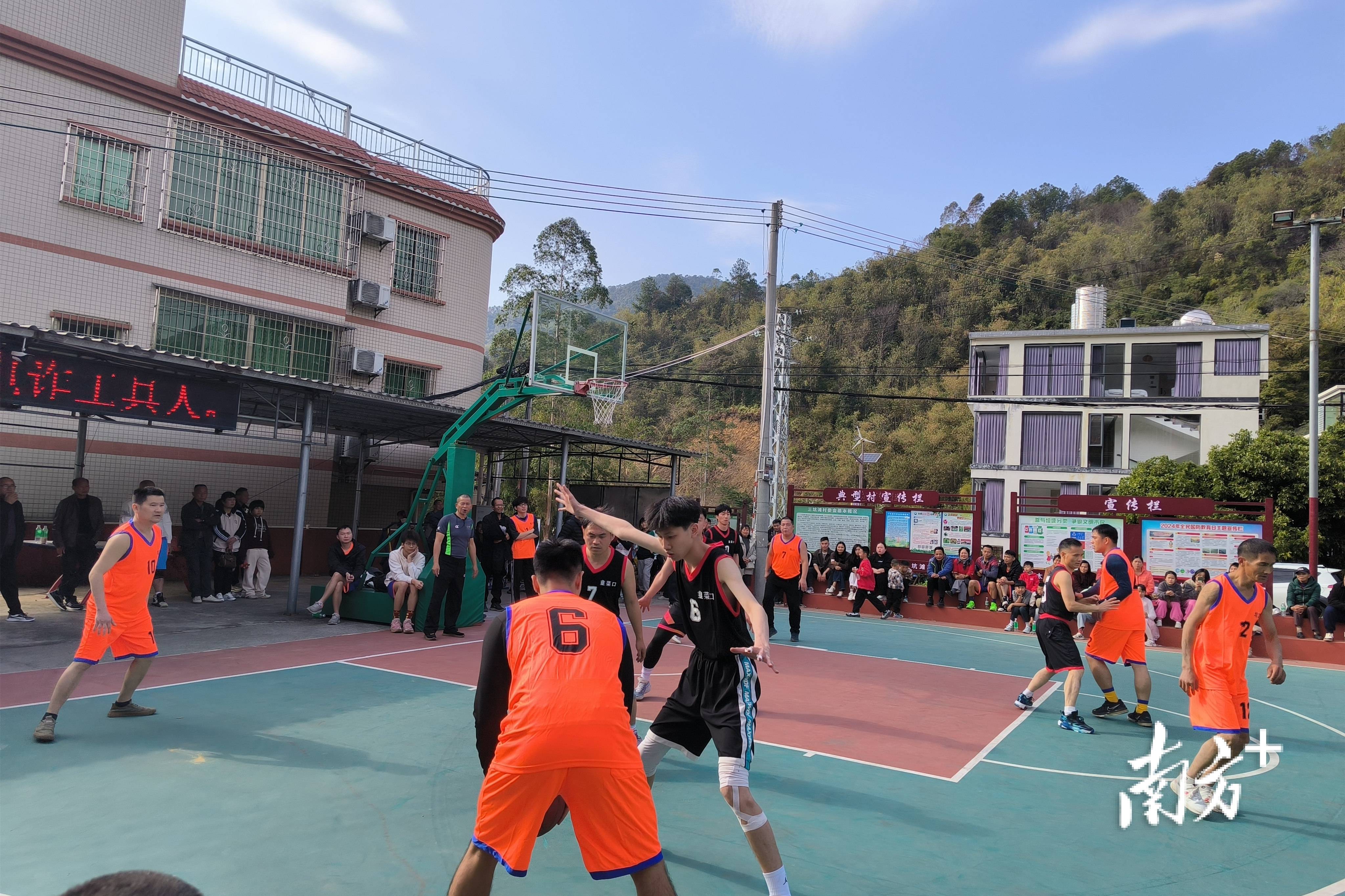 运动员们斗志昂扬,比赛场景热烈异常(运动员们在赛场上的表现可真是什么) 运动员们斗志昂扬,比赛场景热烈异常(运动员们在赛场上的表现可真是什么)