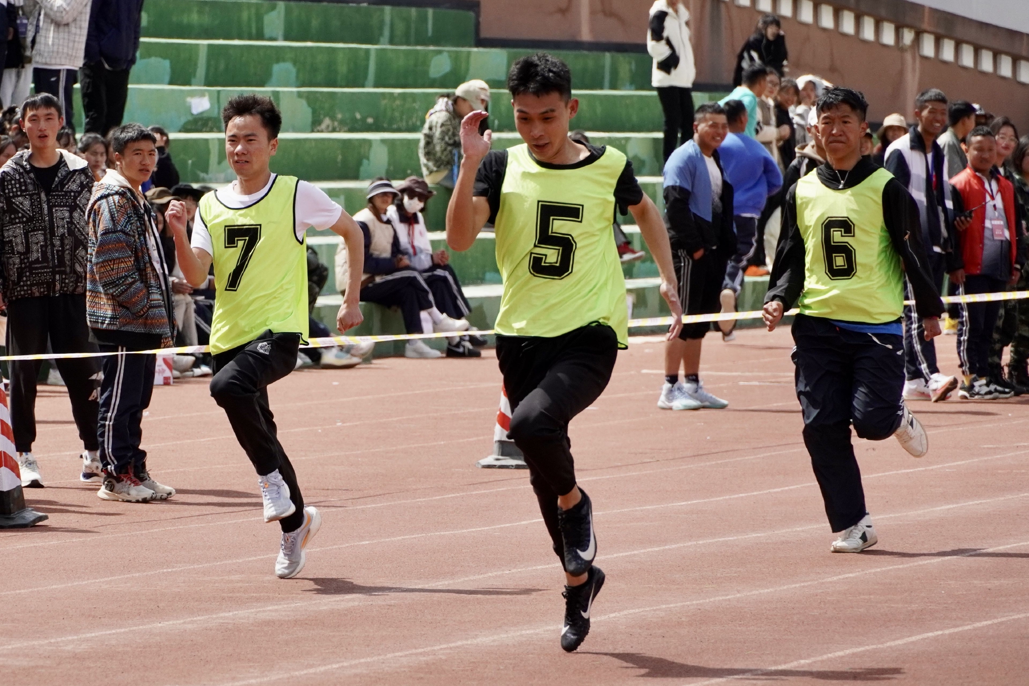 无悔拼搏!运动员们在赛场上冲锋(运动员冲刺的时候运动场上响起了什么的锣鼓声) 无悔拼搏!运动员们在赛场上冲锋(运动员冲刺的时候运动场上响起了什么的锣鼓声)