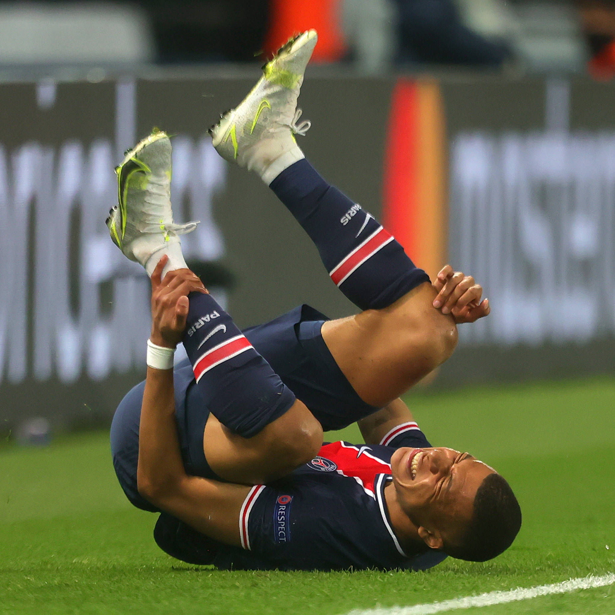 爱游戏app下载-巴黎圣日耳曼遭遇人员伤缺，斯诺登状态受关注的简单介绍