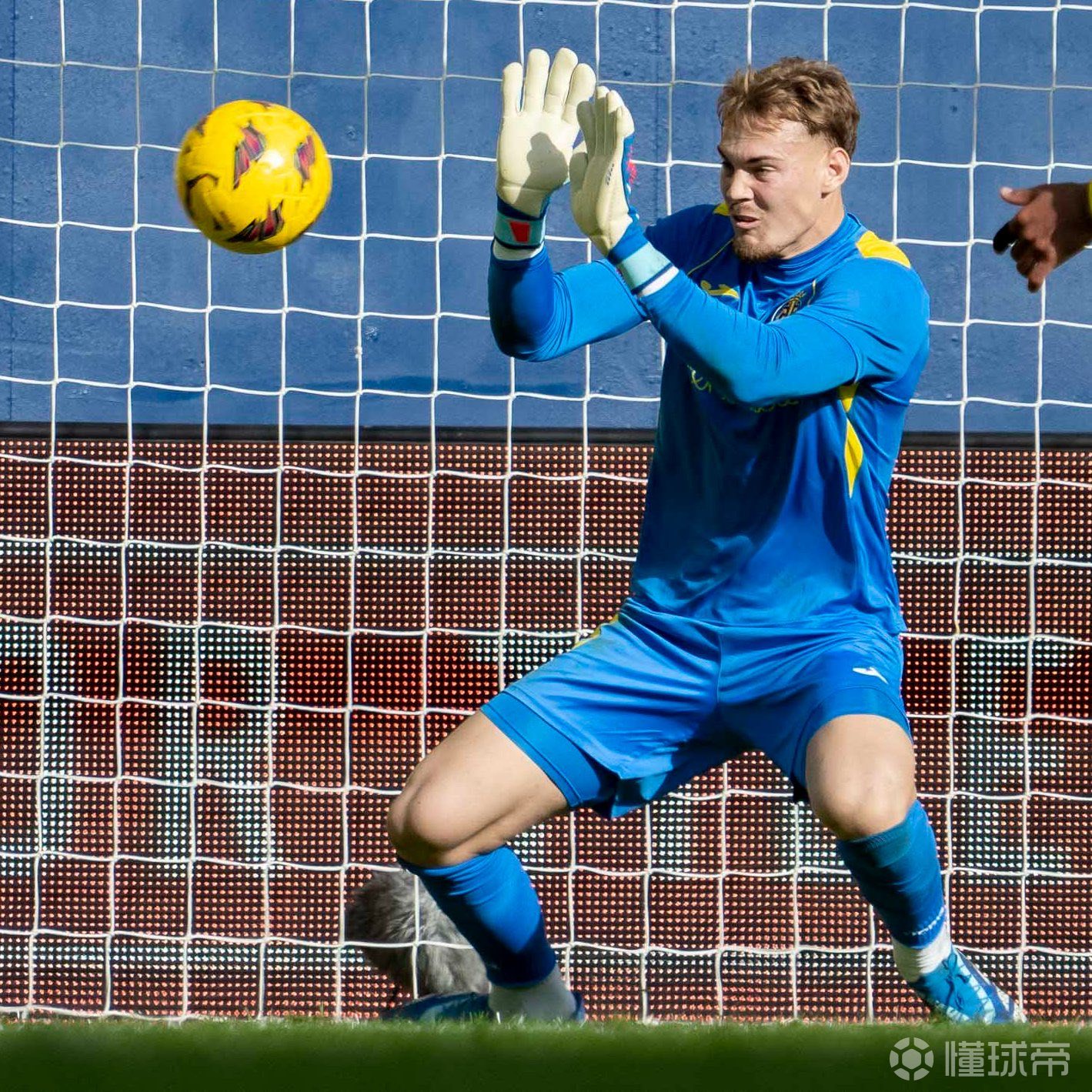 比利亚雷亚尔球员赛后表现出色，完成帽子戏法帮助球队取胜的简单介绍