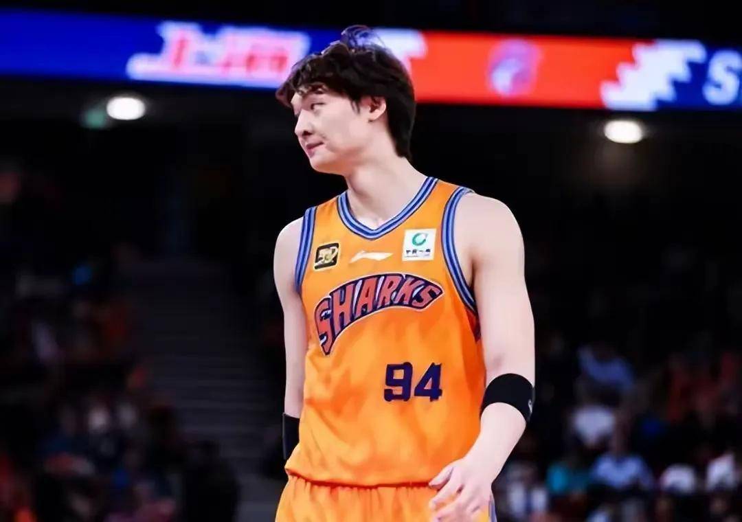 上海男篮表现出色，全队士气高涨