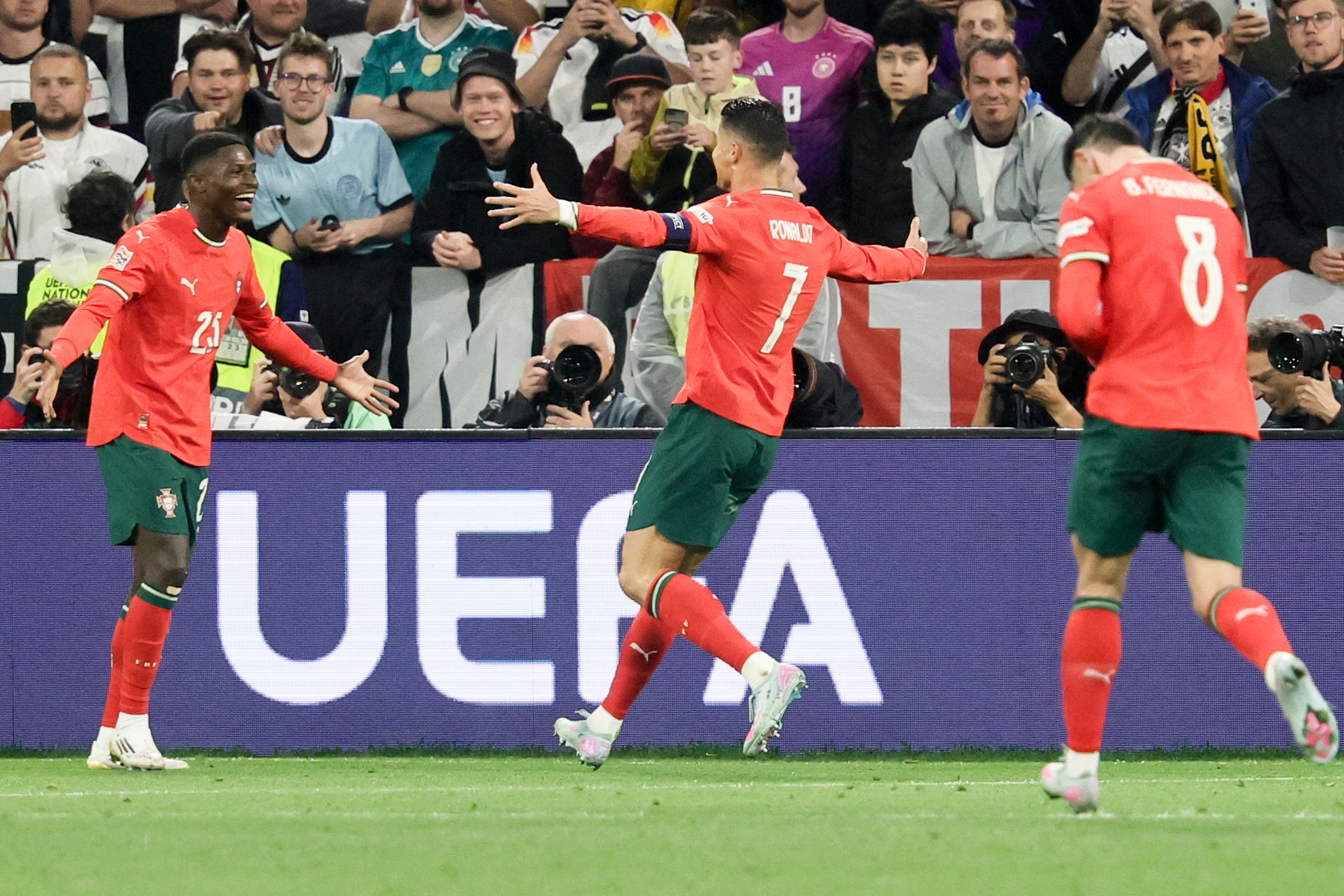 爱游戏网页版登录入口-精彩比赛：欧国联晋级赛热火朝天的简单介绍