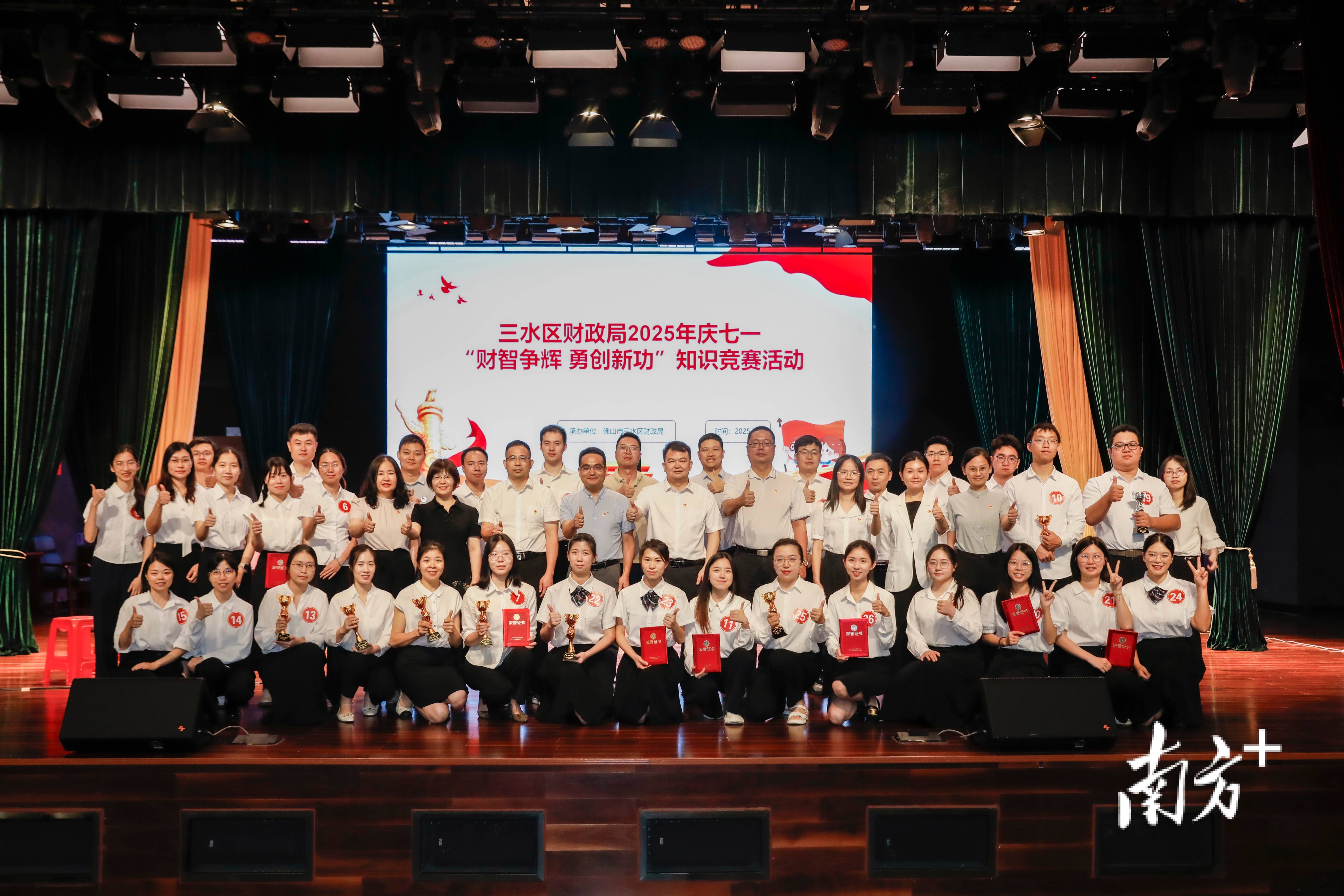 爱游戏在线-球队在比赛中展现出色的团队合作精神，赢得掌声的简单介绍