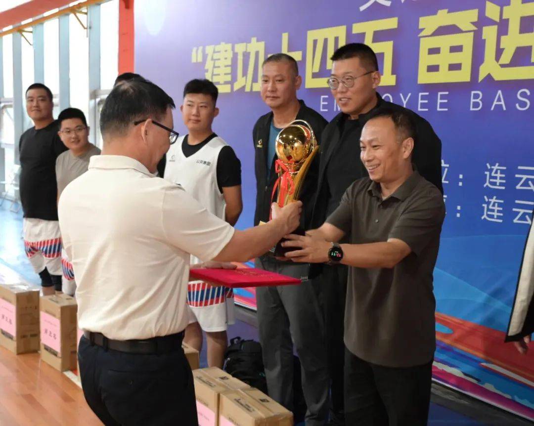 球队在比赛中展现出色的团队合作精神,赢得掌声的简单介绍 球队在比赛中展现出色的团队合作精神,赢得掌声的简单介绍