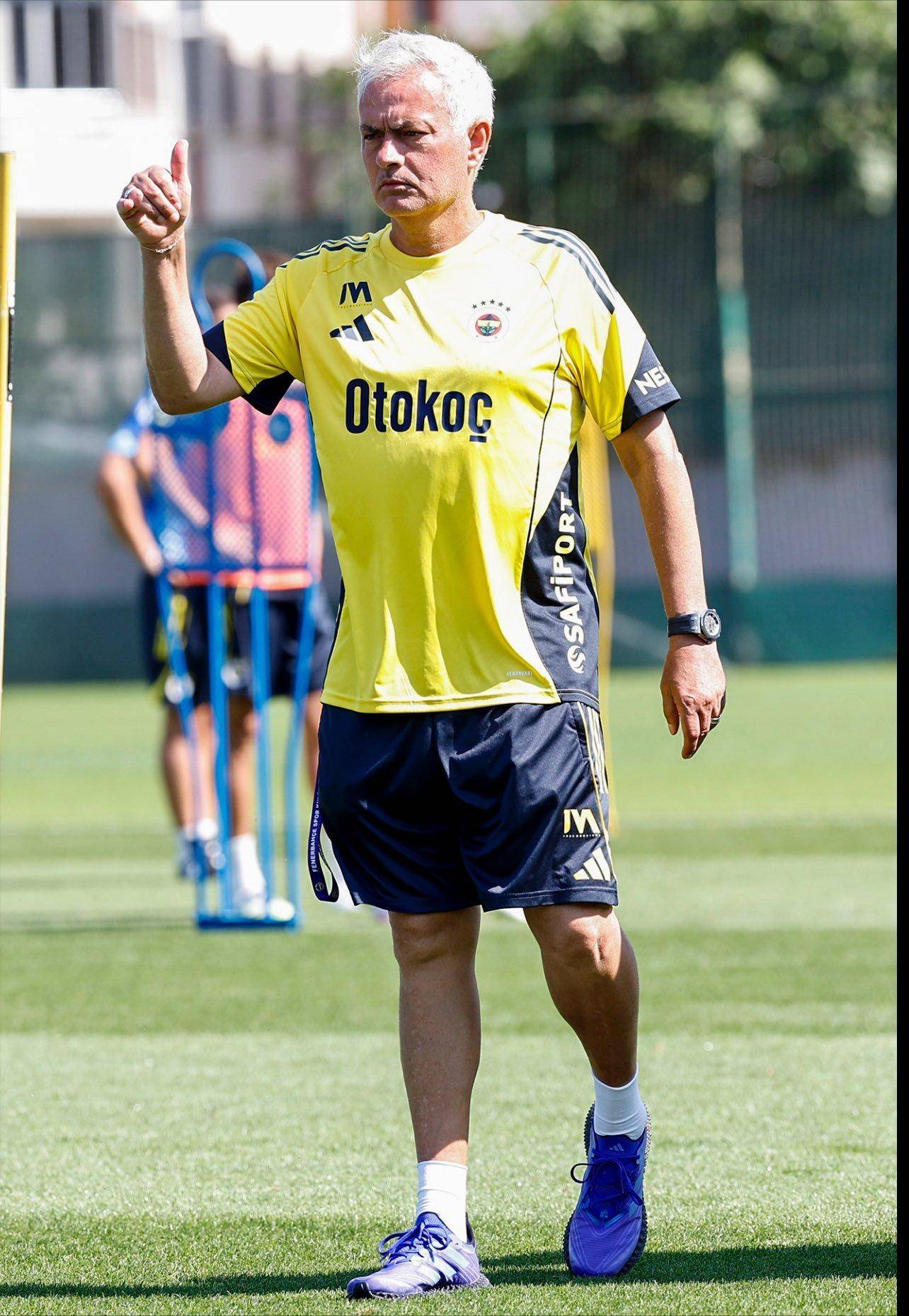 关于罗马德比激烈开打双方角逐持续激烈的信息 关于罗马德比激烈开打双方角逐持续激烈的信息