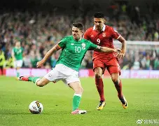 拉脱维亚队艰难求胜,抢夺三分 拉脱维亚队艰难求胜,抢夺三分