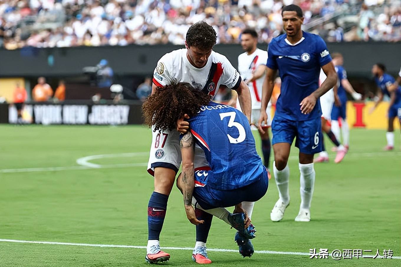 切尔西斗志昂扬,冲刺前呼后拥 切尔西斗志昂扬,冲刺前呼后拥