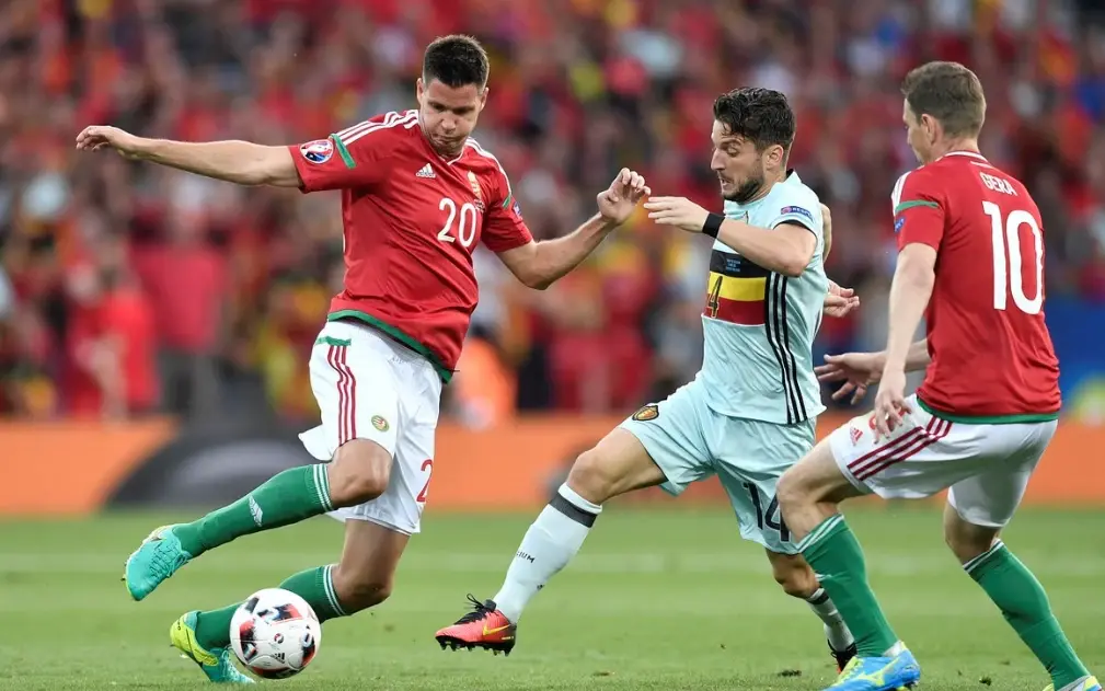 激烈竞技让人心跳加速,球员们在场上展现实力的简单介绍 激烈竞技让人心跳加速,球员们在场上展现实力的简单介绍