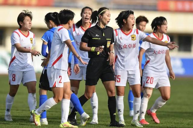 女足比赛中球队全力以赴，争取成功