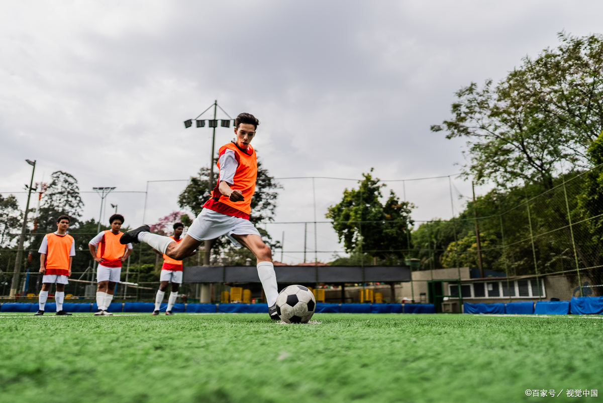 爱游戏体育网站-足球比赛过程中球员展示出色技艺