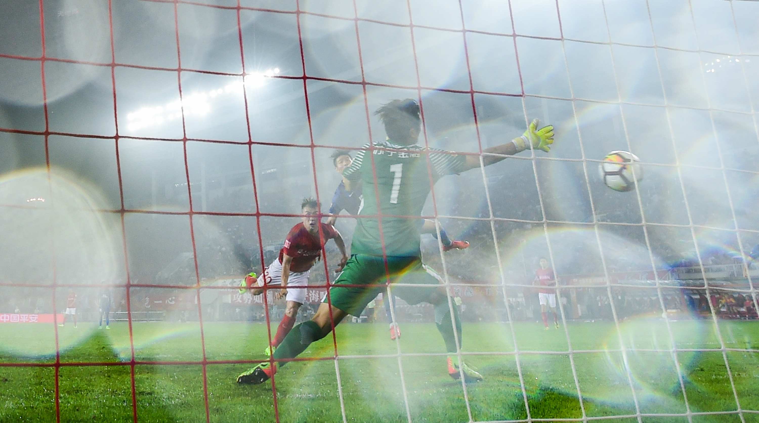 足球比赛过程中球员展示出色技艺 足球比赛过程中球员展示出色技艺