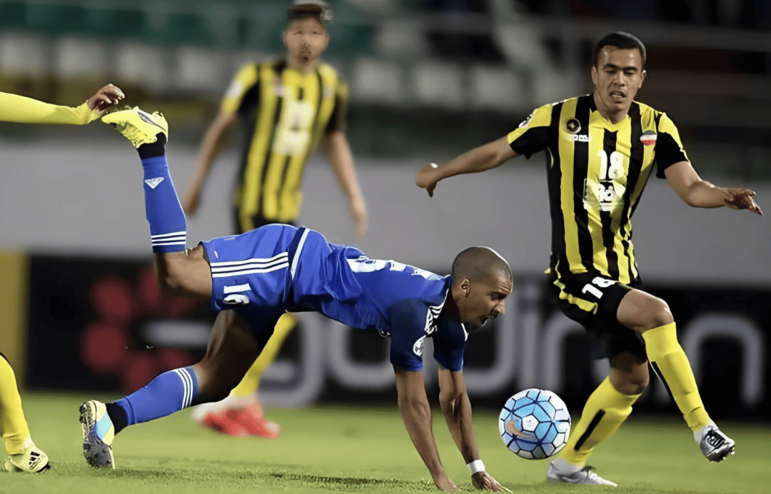 包含足球比赛场面紧迫激烈,双方较量争锋,呈现出极高水准的词条 包含足球比赛场面紧迫激烈,双方较量争锋,呈现出极高水准的词条