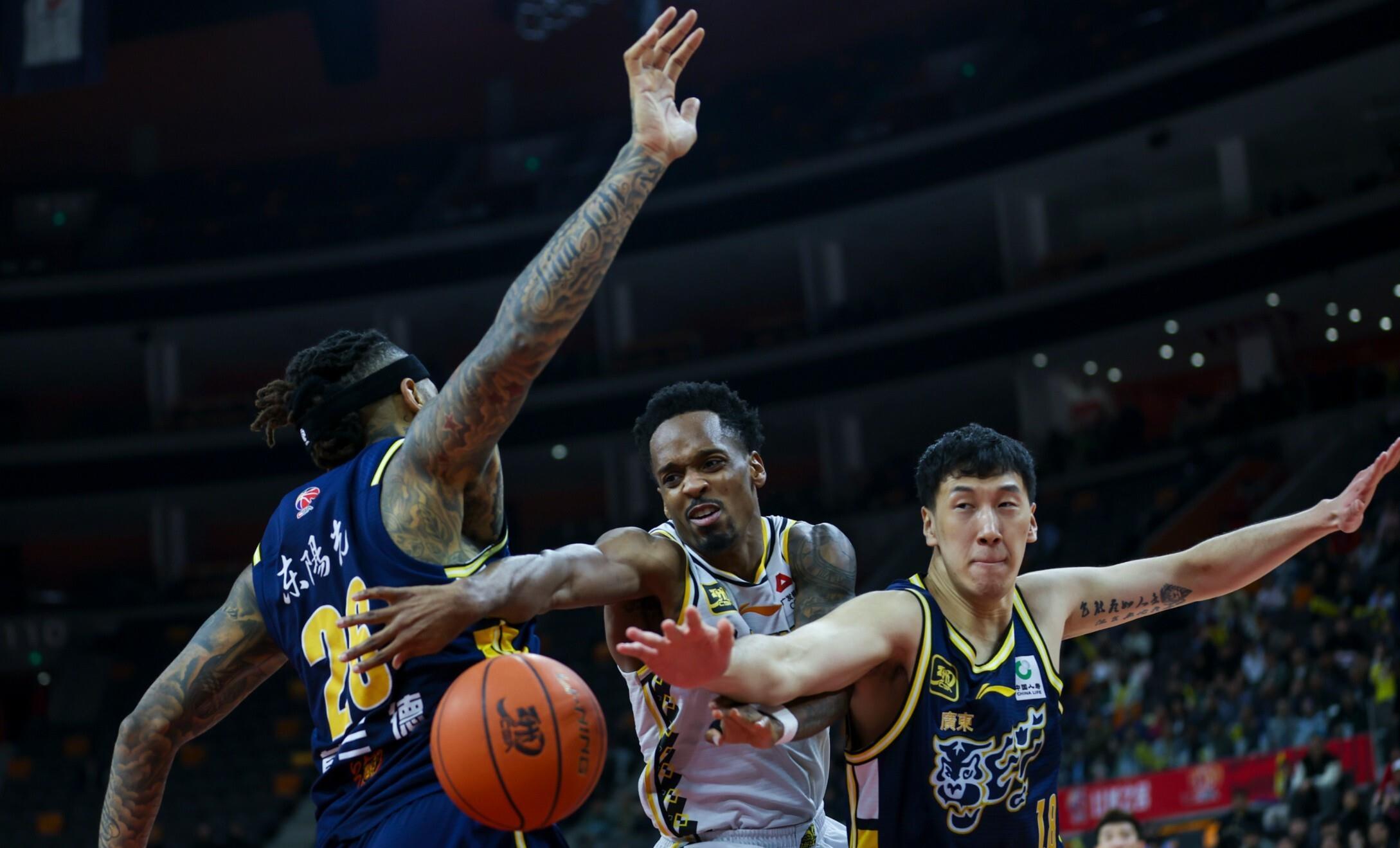 职业球员因严重犯规受罚,暂停比赛 职业球员因严重犯规受罚,暂停比赛