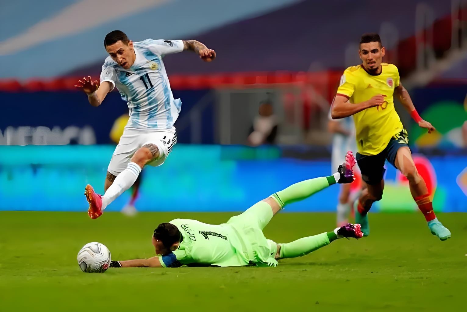 爱游戏app-足球赛场上的精彩瞬间，球员状态走势不一