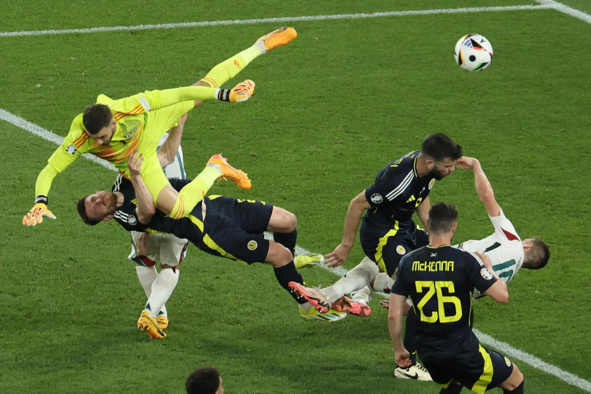 足球赛场上的精彩瞬间,球员状态走势不一 足球赛场上的精彩瞬间,球员状态走势不一